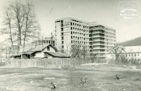 Épülő Megyei Kórház , előtérben az Öreg József telep egy bányászháza.