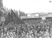 A salgótarjáni Acélárúgyár szervezett munkásainak és az iskola tanulóinak felvonulása 1945.május 1.