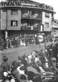 Május 1. - Salgótarján. Felvonulókat váró tömeg