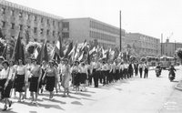 Május 1-i felvonulás Salgótarjánban, a Megyei Tanács előtt