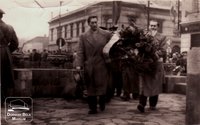 Koszorúzási ünnepség 1958. november 7-én Salgótarjánban a Szabadság téri szovjet emlékműnél. Gombár János és Molnár Pál koszorúz.